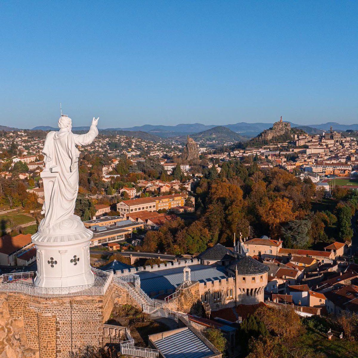 Nouveau Saint -Joseph, tout de blanc mais toujours tourné vers #lepuyenvelay #auvergnerhonealpes #velay