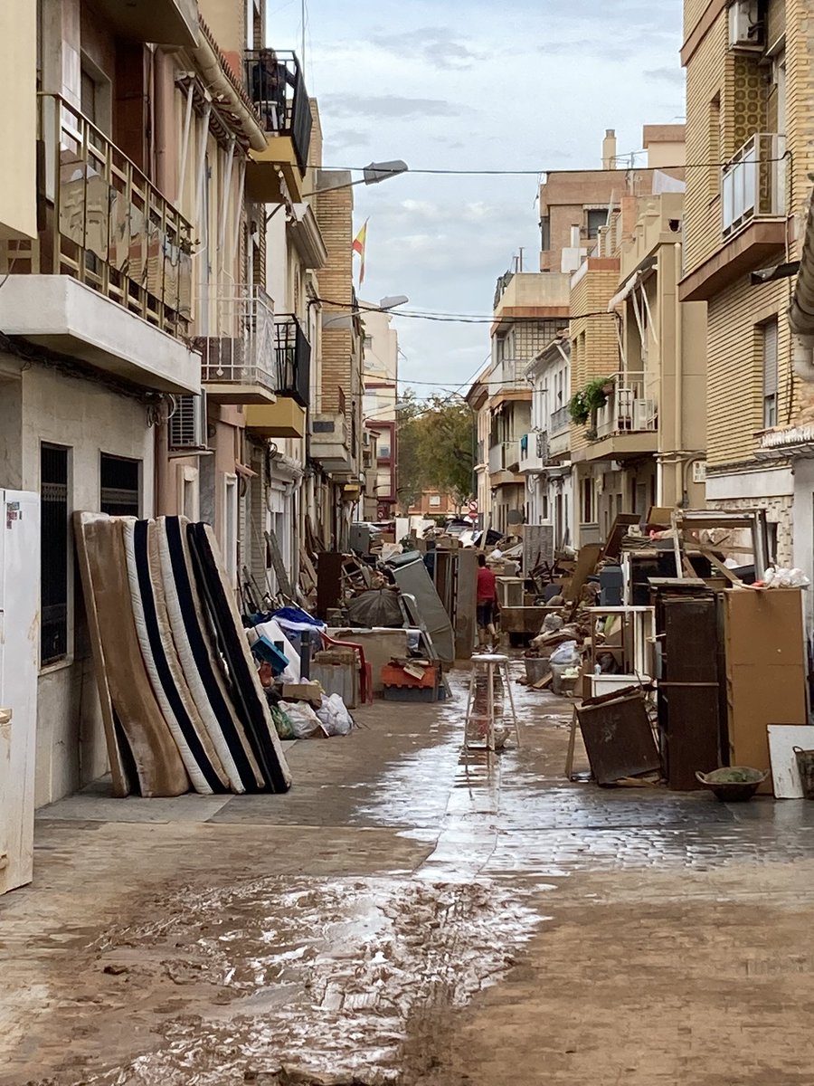 folkotb's tweet photo. salgo de mi casa y todos mis vecinos llorando porque se han quedado sin casa. las calles llenas de barro y muebles. los coches chocados entre si y no se puede circular. NADIE HACE NADA. este es mi barrio. mi casa lleva inundada desde el martes es penoso https://t.co/u0dUUtbcjq