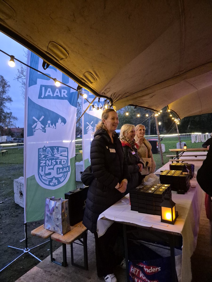 Wat een geweldige opening gisteravond van #Wonderlicht ter ere van #50jaarzaanstad in het Veldpark. Een beleving om niet te missen! Kom vanavond of morgen nog van dit lichtspektakel genieten! 
<a href="/GemZaanstad/">Gemeente Zaanstad</a> <a href="/Zaanstreek/">Zaans</a> <a href="/MuseumHumanity/">Museum of Humanity 💛</a> #DOSSEvents
