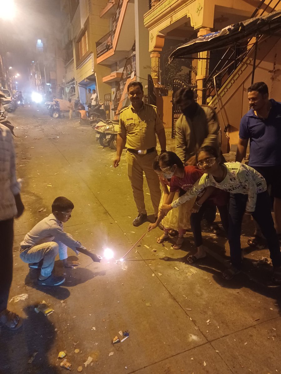 ಕೆಂಪೇಗೌಡನಗರ ಪೊಲೀಸ್ ಠಾಣೆ  ಇನ್ಸ್ಪೆಕ್ಟರ್ ಮತ್ತು ಸಿಬ್ಬಂದಿಗಳು, ಪಟಾಕಿ ಸಿಡಿಸುವಾಗ ಹಾನಿಯಾಗದಂತೆ ಮಕ್ಕಳಿಗೆ ಸುರಕ್ಷತಾ ಕನ್ನಡಕಗಳನ್ನು ವಿತರಿಸಿದರು <a href="/DCPSouthBCP/">DCP SOUTH</a>
#Wearsafetygogglestoprotectyoureyes