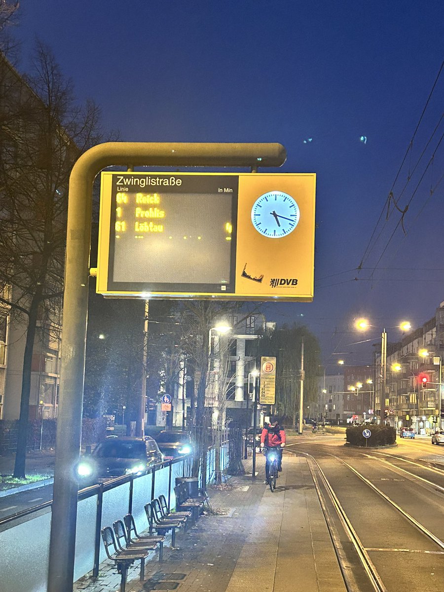 xXHowDareYouXx's tweet photo. Seit nun mehr als 3 Wochen ist diese Anzeige an der Haltestelle Zwinglistraße Stadtauswärts kaputt wann wird dies denn endlich mal behoben sprich repariert liebe @DVBAG .? https://t.co/81NnEBpSLo