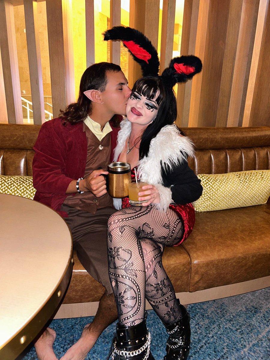 AshleeSpookey's tweet photo. frodo and vampy bunny… the combo u never knew u needed https://t.co/ShreSgVIft