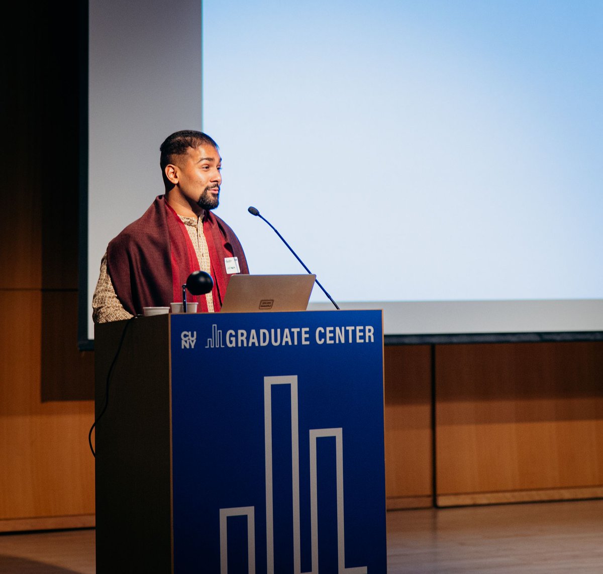 NewYork_CM's tweet image. Our #CreativeMornings manifesto was read by Bobby Sarkar at our October event. He’s a volunteer organizer for our Honolulu chapter! @CM_Honolulu Thanks Bobby! buff.ly/3NOY2kl 
#EveryoneIsWelcome #EveryoneIsCreative #CMNYC #CMvision 📸 by Nelson Luna