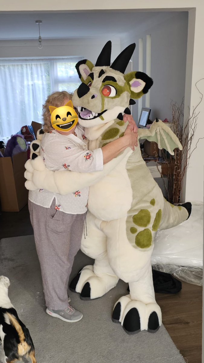 For #FursuitFriday, I wanted to share the moment when my nan made a surprise visit on the day I unboxed Eon and was suiting up for the first time! It was her first time seeing a suit being worn, I love that she’s so supportive of this hobby 🥰