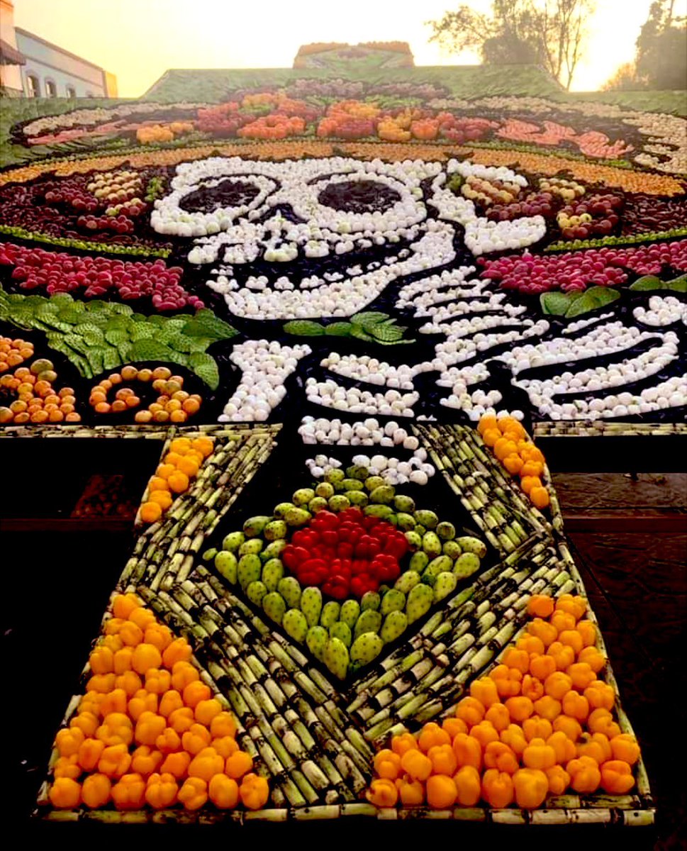 MiEpocaBlanca's tweet photo. Hermosa Catrina hecha de puras frutas y verduras 
💀🍊🥦🍎🥑🌶🫑
Huamantla, Tlaxcala.
Después, todo se reparte a la gente que lo necesita de las comunidades cercanas.
#DiaDeMuertos 
📷 Tradiciones de mi México 🇲🇽 https://t.co/yf5RAUVnmE