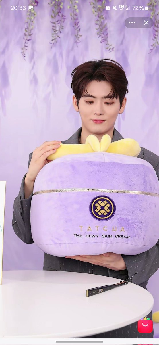 purplehaze_rin's tweet photo. So cute with the Tatcha cream cushion during the livestream tonight 🥰

#Rikimaru #力丸 https://t.co/7ap81tHXha