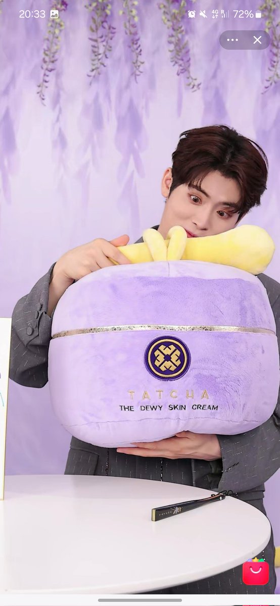 purplehaze_rin's tweet photo. So cute with the Tatcha cream cushion during the livestream tonight 🥰

#Rikimaru #力丸 https://t.co/7ap81tHXha