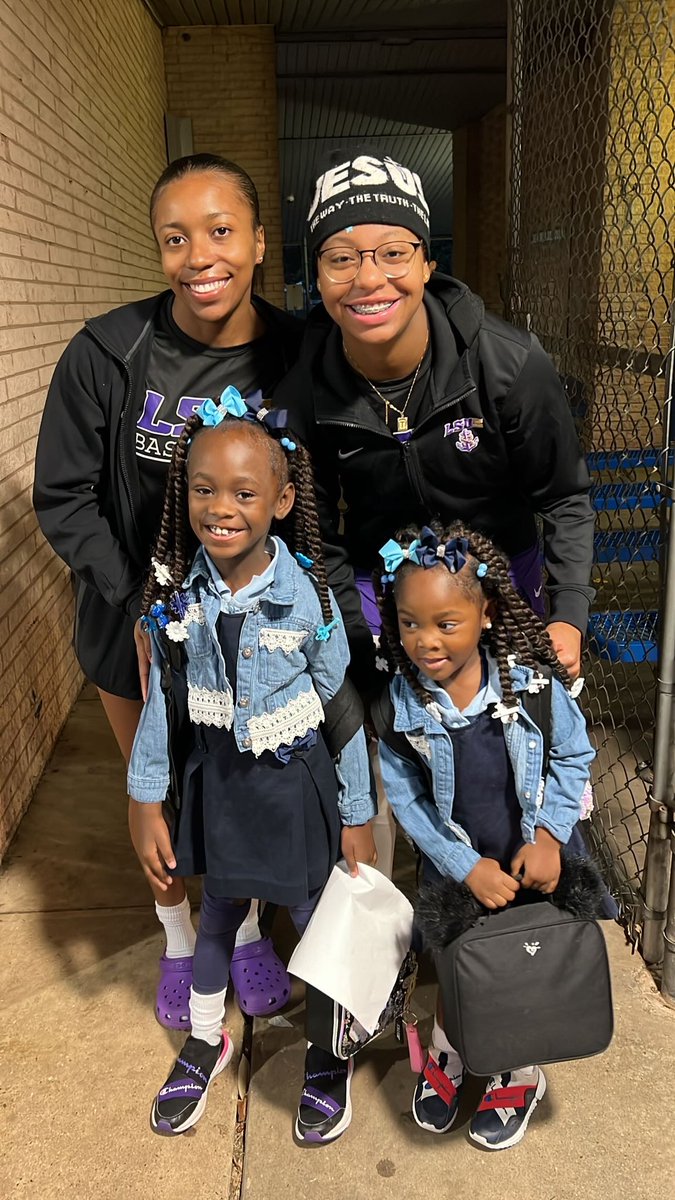 LSUSathletics's tweet photo. It’s High Five Friday!!

@LSUSMBB visited A.C. Steer Elementary and @LSUSWBB visited Shreve Island Elementary to spread a little sunshine and help get the day started right!

#LSUSPilots #NAIA #ChampionsofCharacter https://t.co/B0mYp6yvnF
