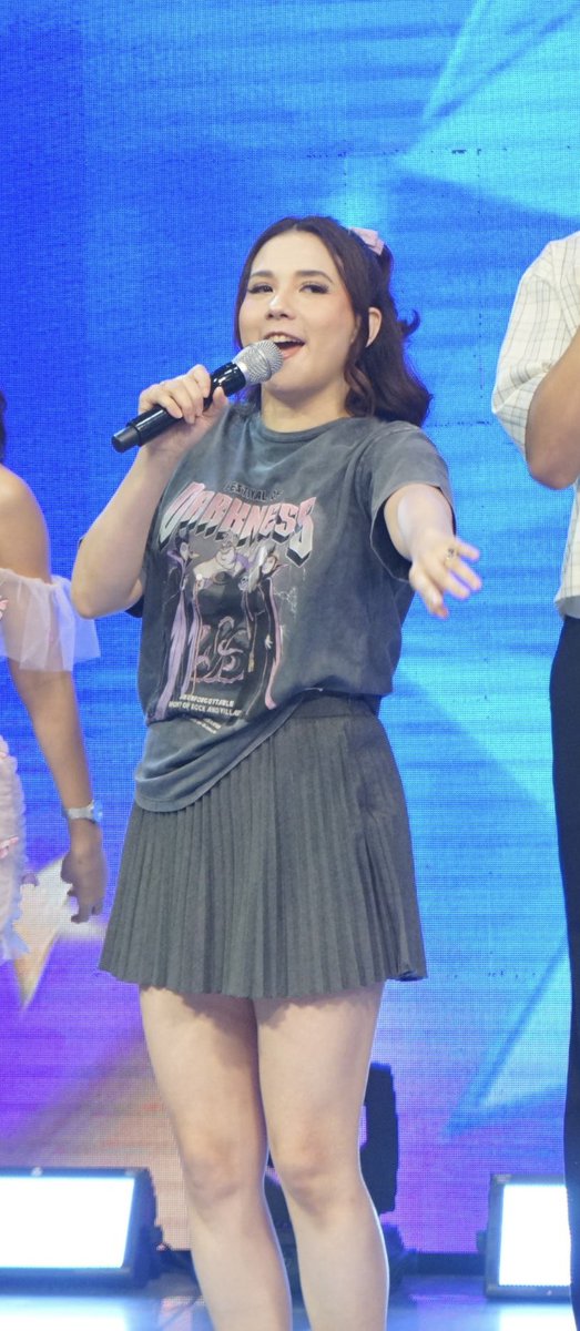 TeamYaRylleOfc's tweet image. Super ganda @anakarylle ✨🩶

 #ShowtimeAllAyGV #Karylle #AlwaysBeautiful #OOTDmomukhamo #ItsShowtime