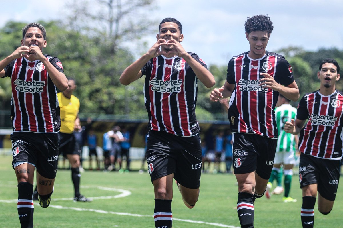 SantaCruzdeBase's tweet photo. #sub19 | Na manhã desta sexta-feira (01), o time sub-19 do Santa Cruz deu o pontapé inicial na disputa da Copa Atlântico. Pela partida de estreia da competição, a Cobra Coral empatou com o Coritiba pelo placar de 1x1. O gol tricolor foi marcado por João. 🤞🏼

📸: @fotografaevelyn https://t.co/hBvbZDpa3N