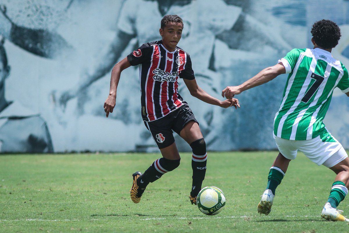 SantaCruzdeBase's tweet photo. #sub19 | Na manhã desta sexta-feira (01), o time sub-19 do Santa Cruz deu o pontapé inicial na disputa da Copa Atlântico. Pela partida de estreia da competição, a Cobra Coral empatou com o Coritiba pelo placar de 1x1. O gol tricolor foi marcado por João. 🤞🏼

📸: @fotografaevelyn https://t.co/hBvbZDpa3N