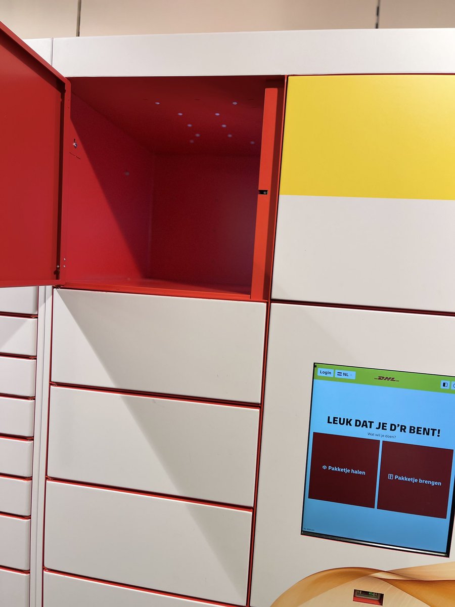 de_loedermoeder's tweet photo. Confused! Er zou voor mij een pakketje geleverd zijn in kluisje! Met de QR code deze kluis geopend en hij was leeg!? 

En nu is het pakketje weer magisch onderweg!? 🫥

Uhhhhh oké? 😅

@DHLNL https://t.co/XcYTomZTLB
