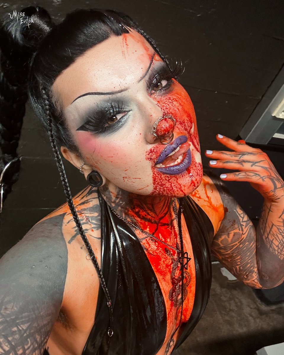 There’s nothing sexier than being covered in blood. 👀

I have time for all kinds of (bloody) sessions next week on thursday, 7.11. at <a href="/StudioVenomFI/">Studio Venom</a> 💋

To book, email:
valtiatarevilia@gmail.com