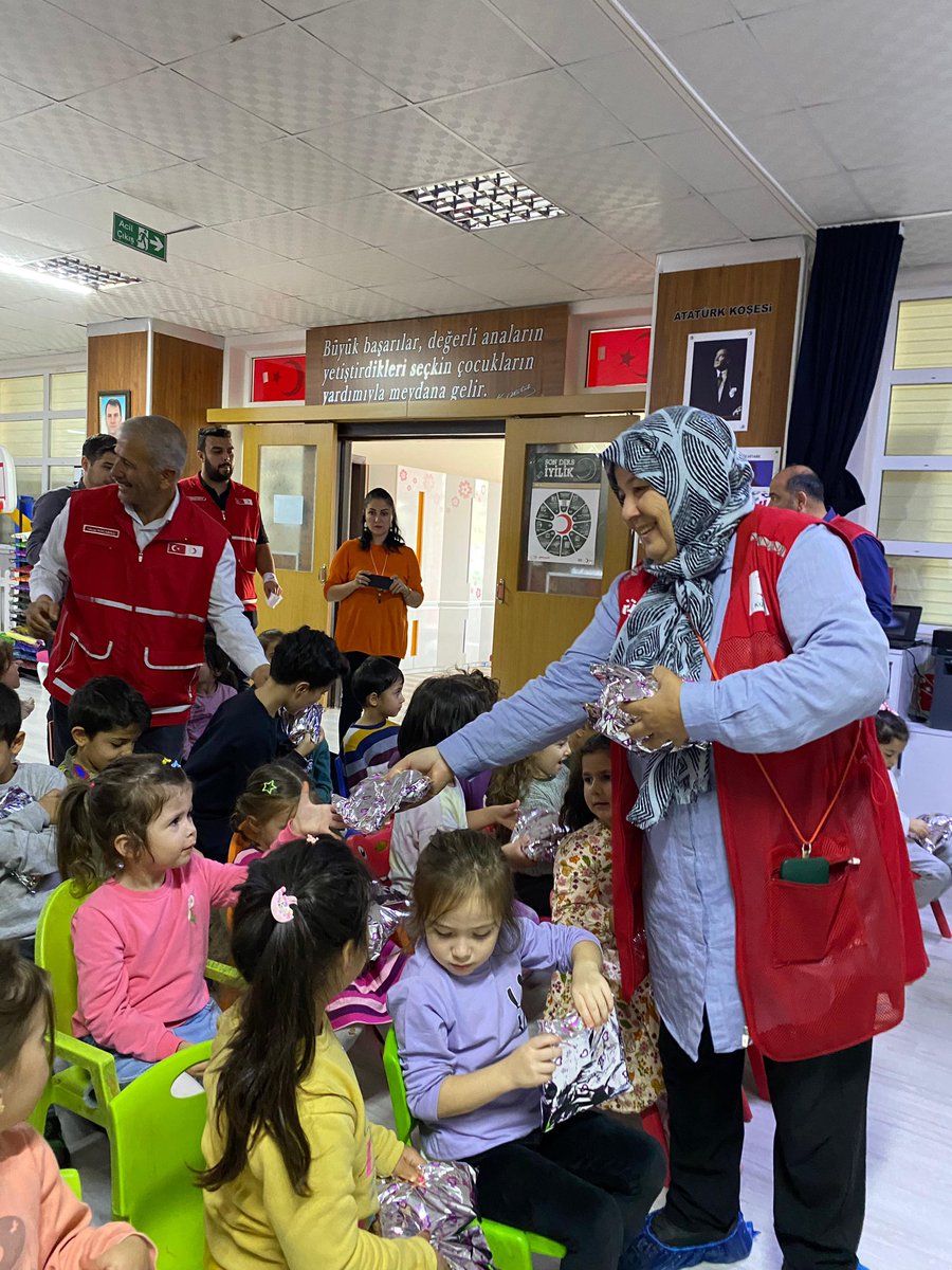 Şube başkanımız, Kadın Başkanımız , Genç Kızılay Gönüllülerimiz ile birlikte #kızılayhaftası etkinlikleri kapsamında Şehit Polis Emre YALÇIN Anaokulundaki öğrencileri ziyaret ettik.Onlara Kızılay'ı anlattık, onlar için hazırlamış olduğumuz hediyelerin dağıtımını gerçekleştirdik.
