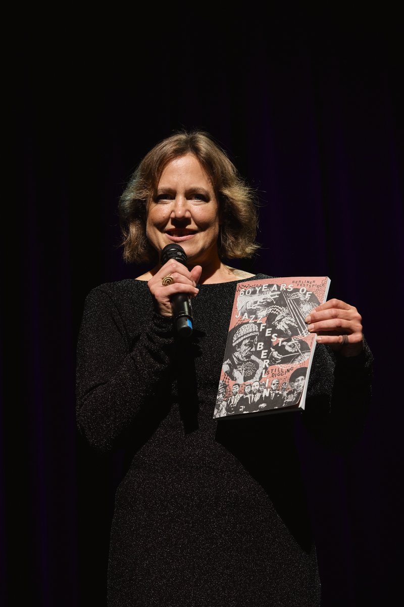 Gestern eröffnete eine Jubiläumsausgabe: 60 Jahre #JazzfestBerlin. Das Konzertprogramm vereint Künstler*innen mehrerer Generationen aus der internationalen Jazzszene und wird flankiert vom Jazzfest Community Lab Moabit und Jazzfest Research Lab. 
Details: berlinerfestspiele.de/jazzfest-berlin