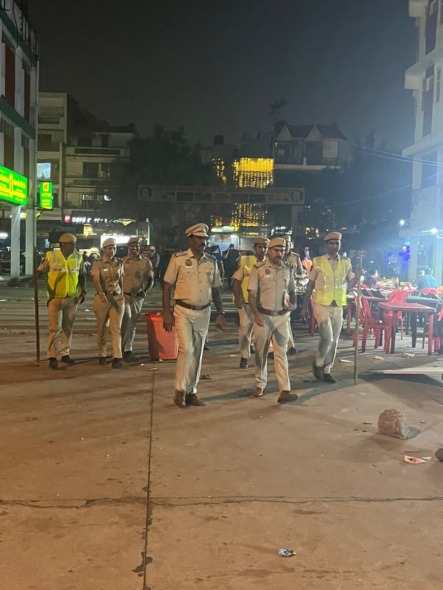 DAAMANRAI's tweet photo. @PSPVEAST great work by SHO sir.

Foot patrolling and AS Check Drive by SHO Paschim Vihar East with staff at ARSS Mall and Jawalaheri. https://t.co/JfmbeeZIoy