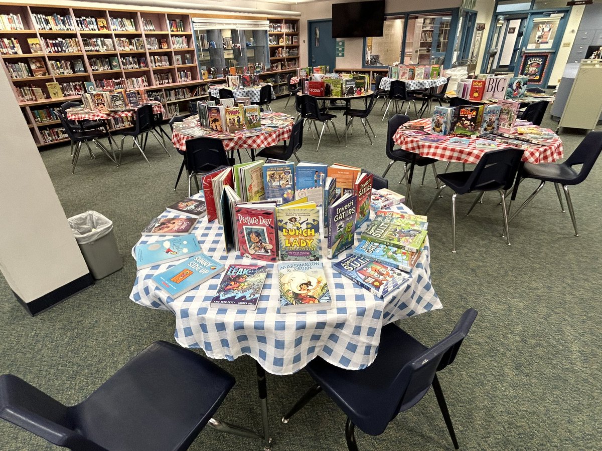 LibraryKirkL's tweet photo. Getting ready for Day 1 of the #NewBook #Extravaganza. So excited too get these books into the hands of our readers. #Trentwood #EVSD #TigersRead https://t.co/aGyH73pLvd