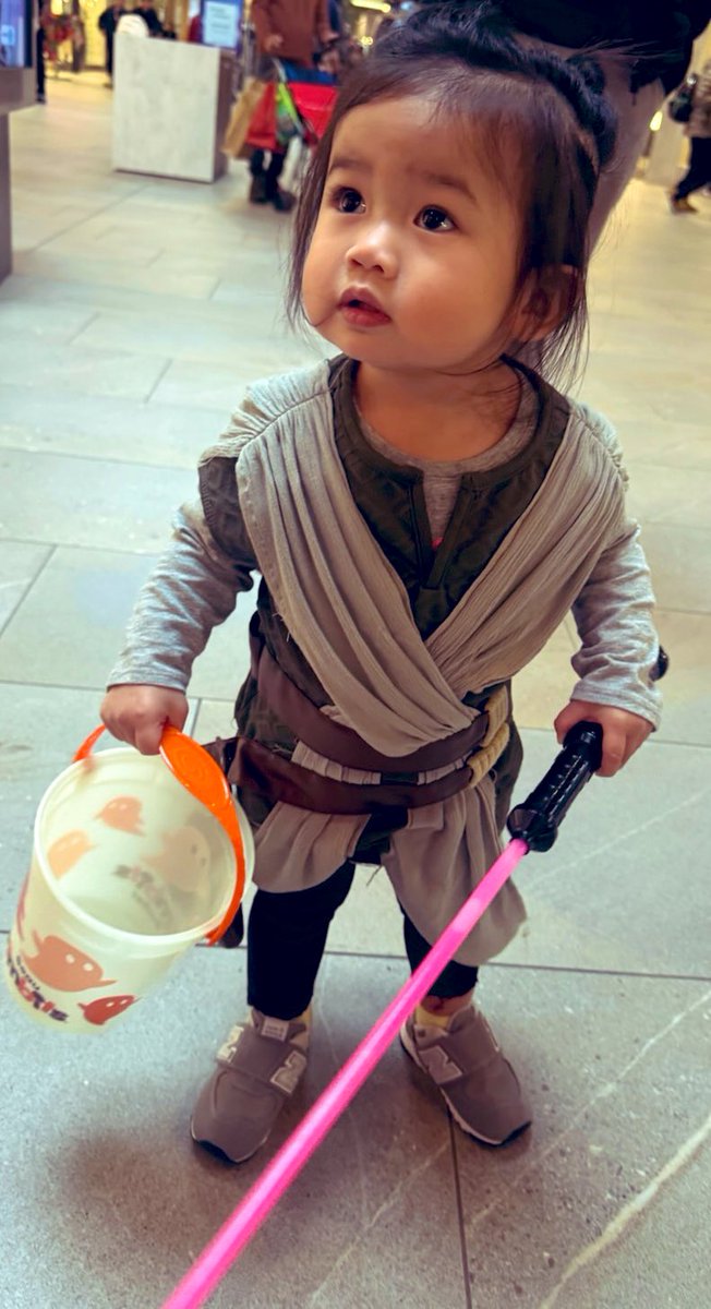 _RetroRy_'s tweet image. How many midi-chlorians do you think this little padawan possessed this Halloween? #StarWars #DaisyRidley