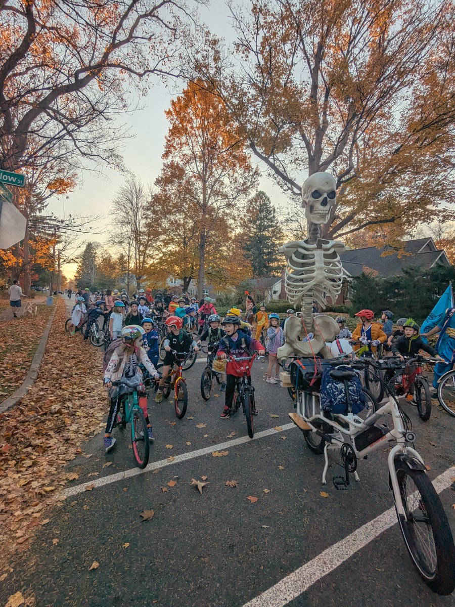 mikemikemac's tweet image. 12 ft home depot skeleton to lead bike bus this week? Check ✅