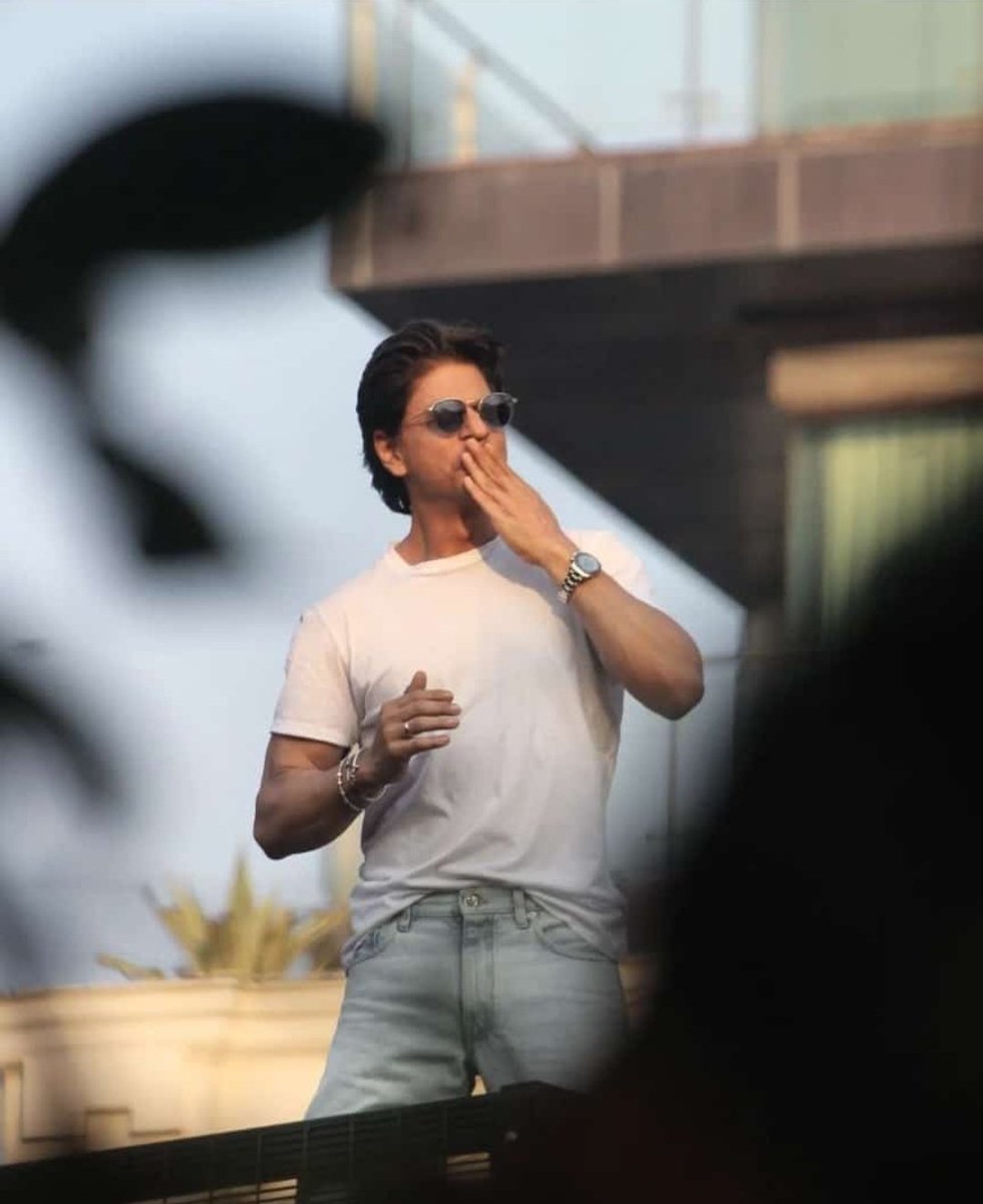 iam_nawed's tweet photo. Happy birthday khansaab ❤️

#HappyBirthdaySRK https://t.co/n6vIaFiJXI