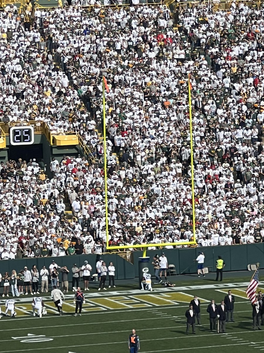 dolla_milz's tweet photo. A moment before the Texans game! @keiseannixon #GoPackGo https://t.co/JadBAJDSQB