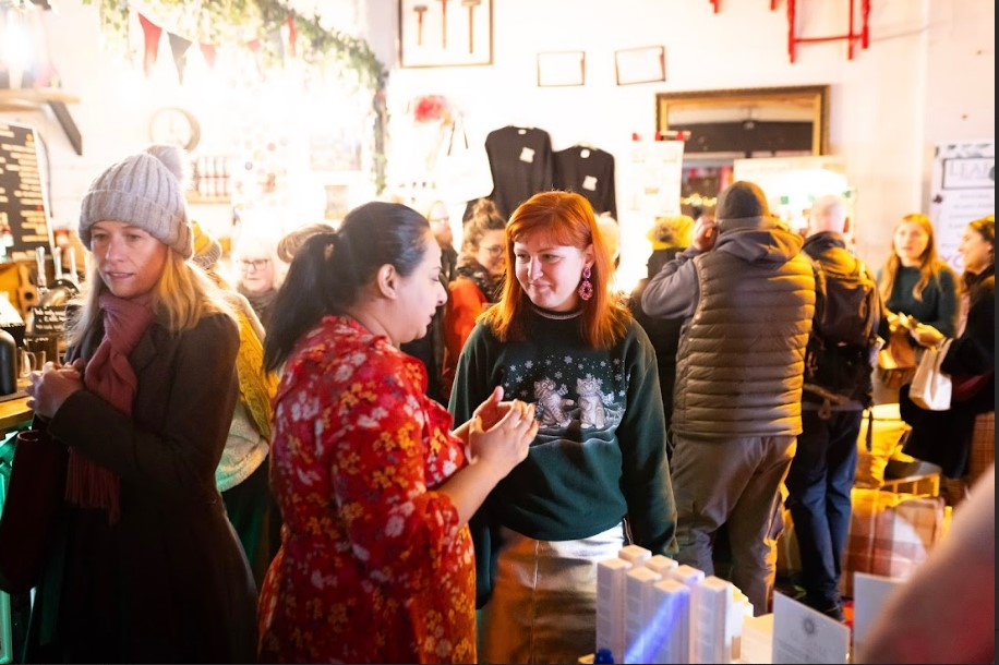 @TheBusinessMag (@thebusinessmag) on Twitter photo Indie Oxford Christmas market back again this year 🎅🛍️
<a href="/tapsocialbrew/">Tap Social Movement</a> <a href="/IndieOxford/">Independent Oxford</a> #christmas #retail #shopping #social #brewing #events #oxonnews #oxonhour #businessnews #businessintelligence
thebusinessmagazine.co.uk/companies/indi… Indie Oxford Christmas market back again this year 🎅🛍️
<a href="/tapsocialbrew/">Tap Social Movement</a> <a href="/IndieOxford/">Independent Oxford</a> #christmas #retail #shopping #social #brewing #events #oxonnews #oxonhour #businessnews #businessintelligence
thebusinessmagazine.co.uk/companies/indi…