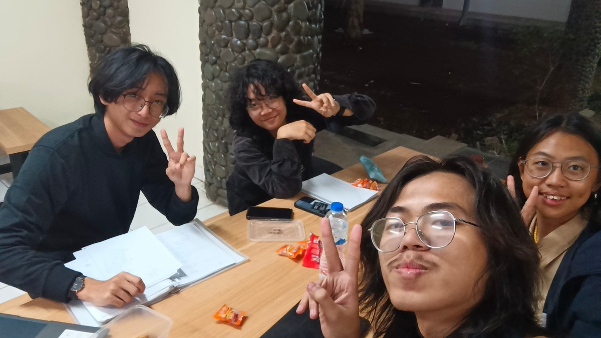 [PANGGILAN UNTUK SELURUH MASSA ITB JATINANGOR YANG SEDANG BERJUANG UNTUK FISDAS ESOK DAN HENDAK BERLATIH BERSAMAA]
📍Selasar TB3
⏰23.00-ayam berkokok di terangnya fajar
Sokk ajaa yahh siapapun, mari kita bantai uts fisdas ituu 👊🔥🔥