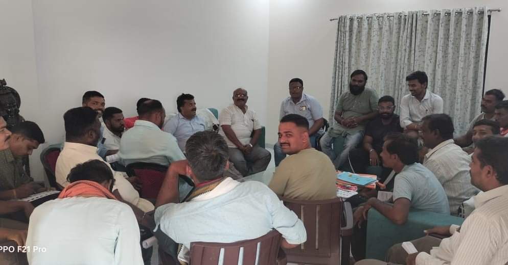 IdrisMultani55's tweet photo. आज सोयगाव शहरातील सहकारी,कार्यकर्त्यांना भेटीगाठी घेऊन दीपावली निमित्त शुभेच्छा दिल्या...!

#दीपावली2024 

@BJP4Maharashtra 
@cbawankule 
@Dev_Fadnavis https://t.co/ajlVezZnhy