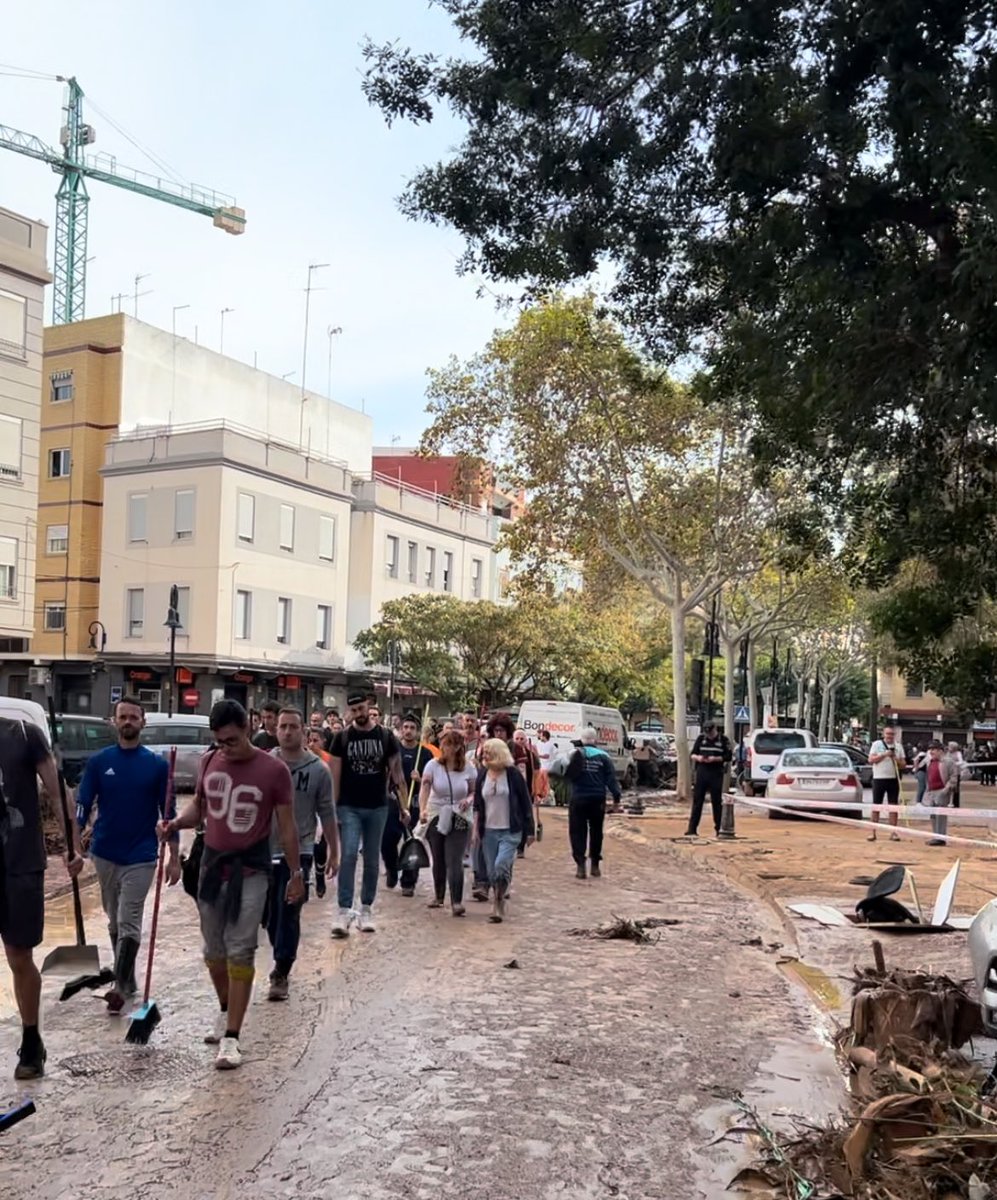 Se prevén mas de 500 fallecidos ya. Y al <a href="/EjercitoTierra/">Ejército de Tierra 🇪🇸</a> ni se le ve, ni se le espera. El único ejercito que vemos es la gente que se vuelca con las herramientas que puede. Aldaia hace instantes.