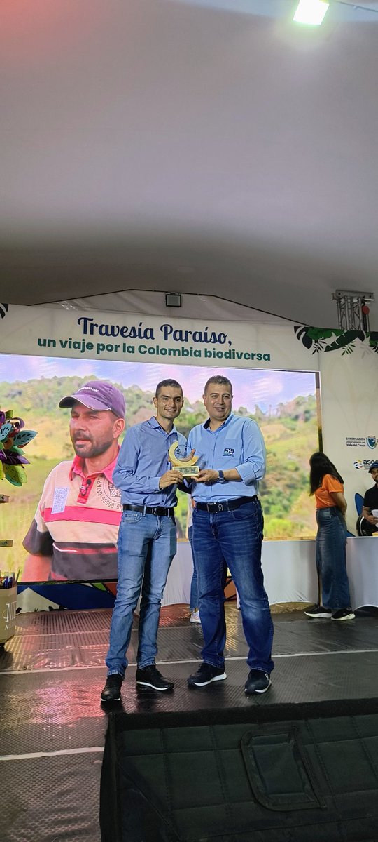 En el marco de la @COP16Colombia, la <a href="/CvcAmbiental/">CVC</a> en cabeza de su director Marco Antonio <a href="/SoyMASambiental/">Marco Antonio Suárez Gutiérrez</a>, entregó oficialmente a <a href="/pedaling_coffee/">Pedaling Coffee</a> el aval como Negocio Verde.

Paz con la Naturaleza 🙏🏼

🌳⛰️🚵🏼‍♀️🚵🏼‍♂️🇨🇴☕