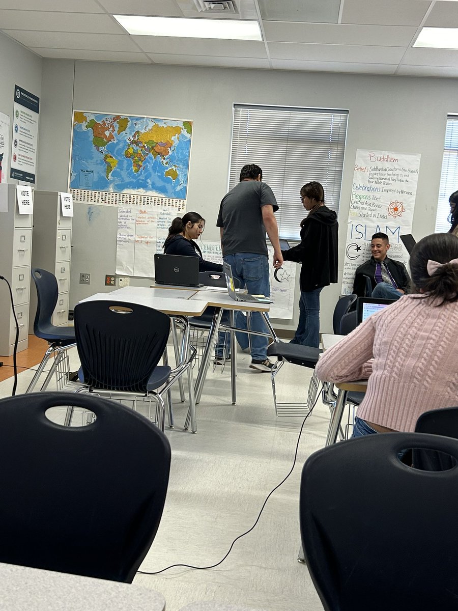 talamantes_chs's tweet photo. Student voting 🗳️ is underway at CHS 🤗🦁 https://t.co/Opw3nMu78t