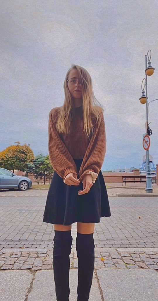 Она хотела выглядеть красиво, но с таким лицом … просчиталась но где 🙂