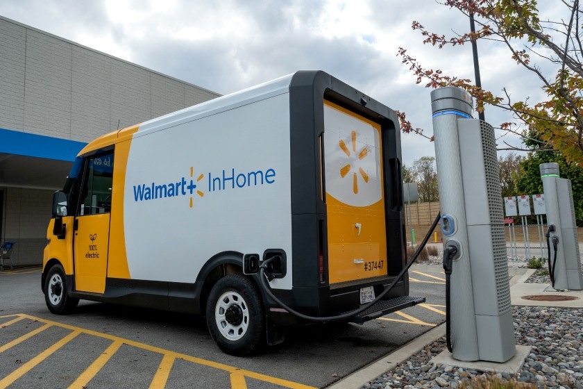 ElectriveNet's tweet image. Bereits Anfang 2022 hatte der US-Handelsriese #Walmart stolze 5.000 elektrische Transporter von #BrightDrop reserviert. Die ersten Fahrzeuge aus der Vereinbarung sollen in Kürze eingeflottet werden.

electrive.net/2024/11/01/wal…