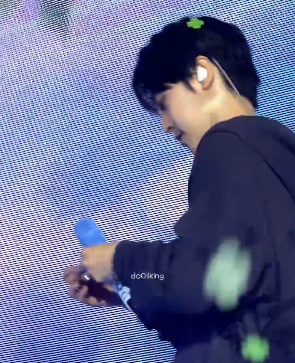 열심히 네잎크로바 잡아채는 동안 행운 하나가 몰래 머리에 내려앉았던 거 몰랏겟지     ㅜㅜ
늘 도영에게 쟁취한 행운과 걍 떨어진 행운이 원쁠원처럼 따라다니면 조켓슨 
왜냐면 도영이는 유명한 크로바를 물어다주는 토끼니깐