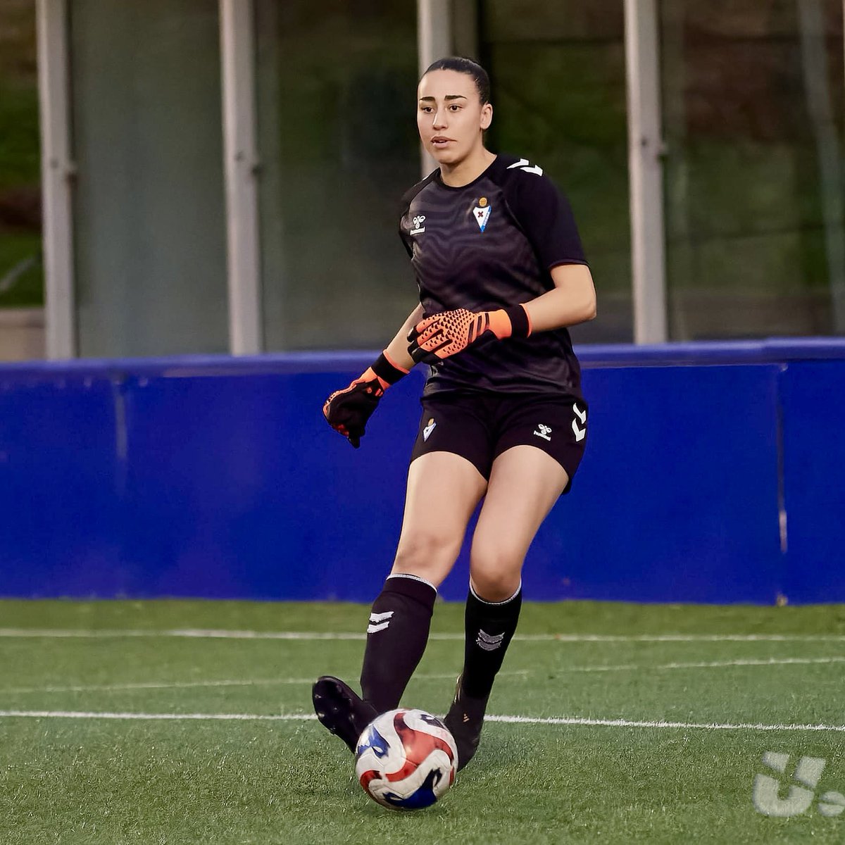 🤕 La nota negativa la traen las lesiones: nuestra portera, Izaro Martín, ha tenido que ser llevada al hospital por una lesión de rodilla, al igual que la portera armera, Maren Etxeberria, que ha tenido que ser evacuada en ambulancia.