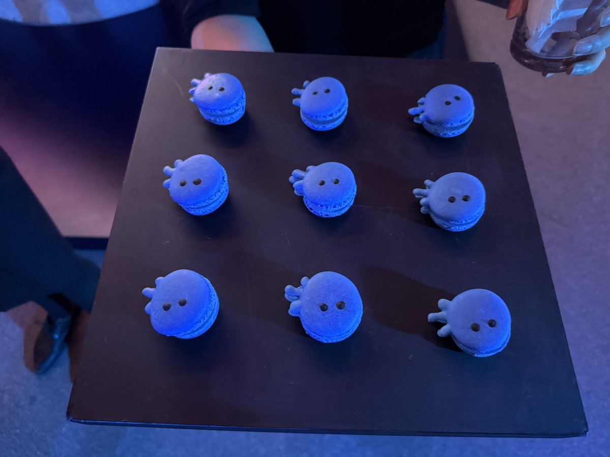 <a href="/Cosmic_Bomber/">Bauwow</a> and <a href="/animocabrands/">Animoca Brands</a> thank you for the merch tonight at #GEN3PLAYGROUND… Looks great on my doggie 🤣 Great utility… 

#GEN3 #BLOCKTOBER