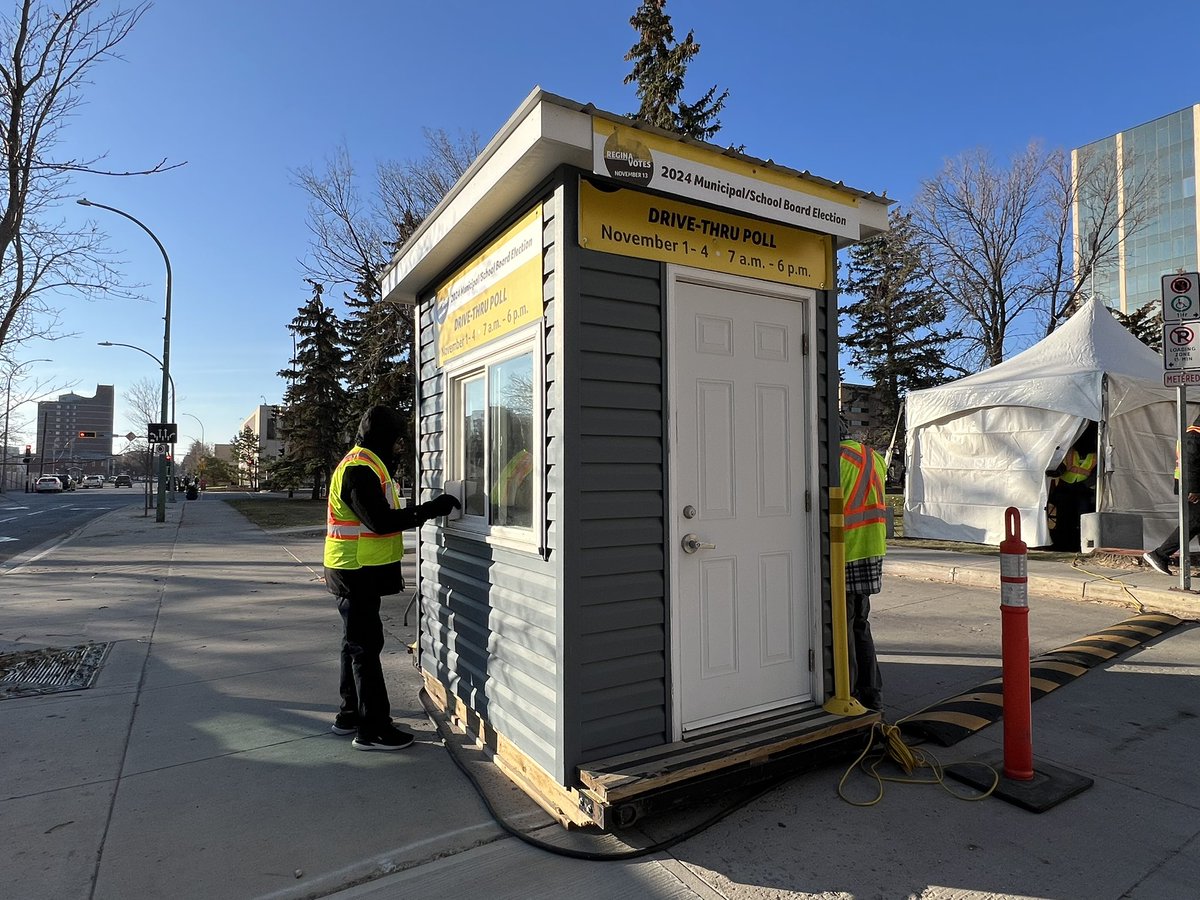 ZieverinkAbby's tweet image. Early voting for the civic election begins today (Friday) in Regina #yqr

A supervisor with Elections Regina at the drive thru polling station told me they’ve received a significant amount of mail in ballot requests this year

That number being “in the hundreds ”