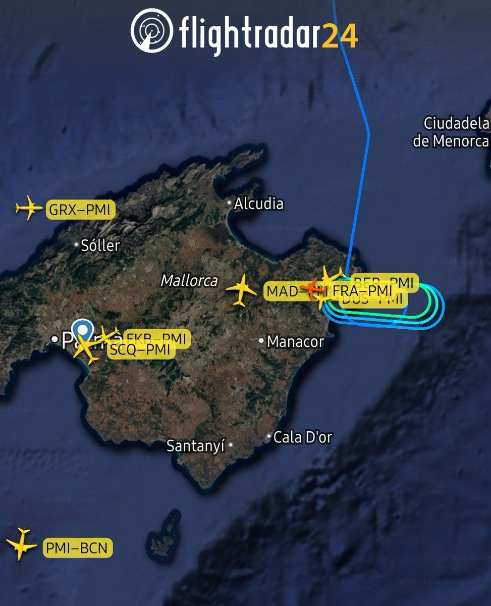 controladores's tweet photo. Tripulaciones buscando hueco entre las tormentas para completar la aproximación o para volar a destino tras despegar. Para mantener la seguridad en estas condiciones no queda otra que reducir el flujo de vuelos a la hora. Demoras por seguridad. #SafetyFirst https://t.co/ioso4t1CIs
