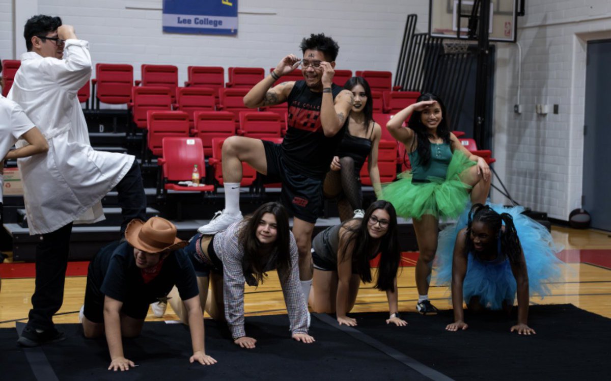 chybju's tweet photo. CAN U DO A SPLIT ON THE WHAAAAT https://t.co/i3OjASzNS6