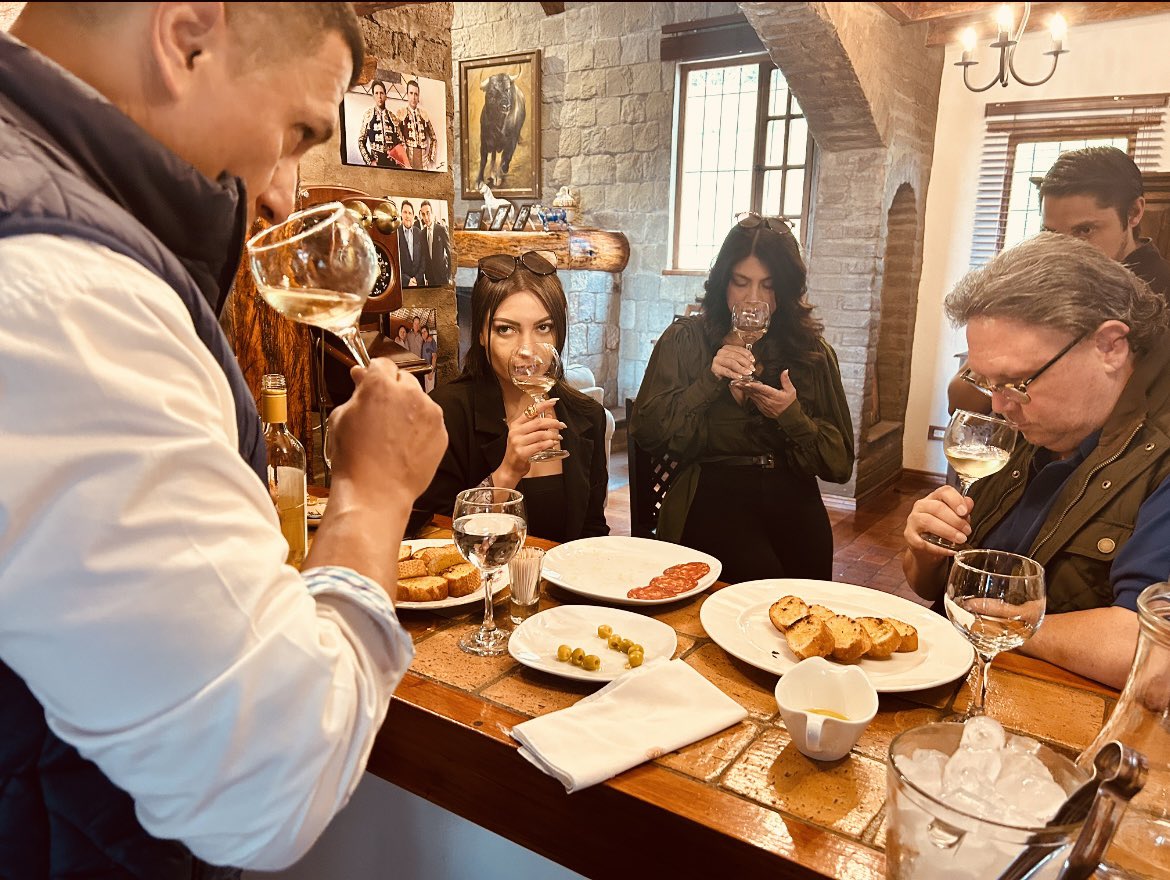 Disfrutamos de una maravillosa cata de deliciosos vinos valencianos con Ronald Sumiller en La Casona de <a href="/lamoreria/">la moreria</a>.ec 
Próximamente anunciaré importantes sorpresas en lo que a gastronomía y enología se refiere.