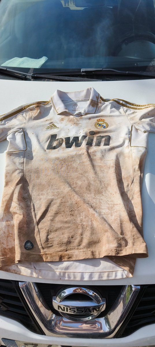 La camiseta del Real Madrid es blanca. Se puede manchar de barro, sudor y hasta sangre, pero jamás de vergüenza.
Ha sido un puto honor ayudar hoy a la gente afectada por la gota fría.
Viva Valencia y viva España!