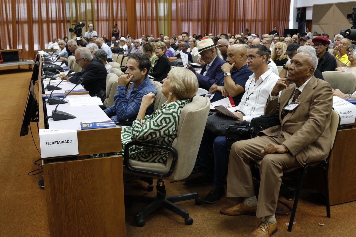 #CongresoUneac|En la plenaria inaugural el intelectual <a href="/AbelPrieto11/">Abel Prieto</a> presentó "Fidel y la cultura", de Luis Morlote y Elier Ramírez, volumen que recoge intervenciones del líder histórico de la Revolución sobre importancia de la cultura en la consolidación de la identidad nacional