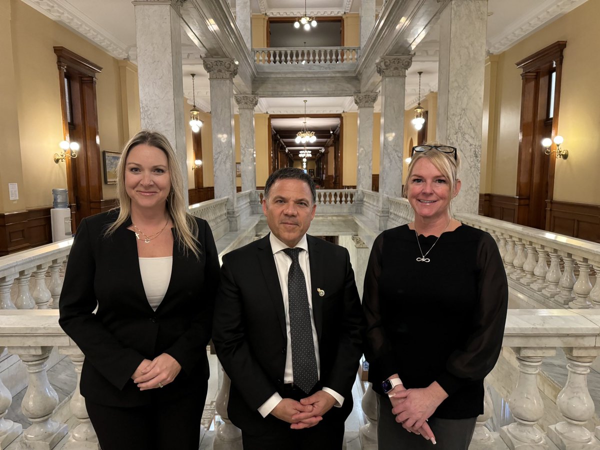 Thank you to MPP Anthony Leardi for meeting with WECAR™ leaders to discuss TRESA and strengthening real estate professional standards.

MPP Leardi is a strong champion of more housing opportunities for Windsor families a vibrant real estate market.