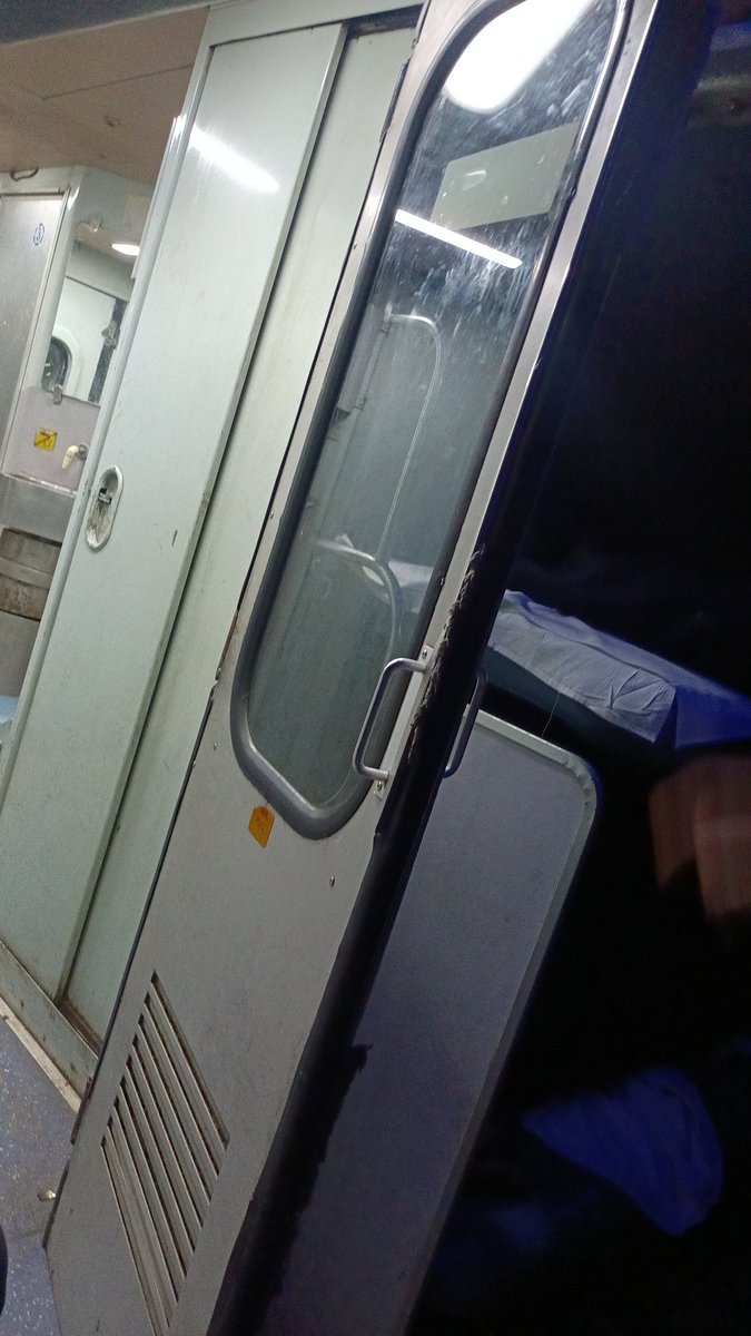 ashutosh_abp's tweet photo. @RailMinIndia @RailMadad
In train no 12469, PNR, the door of coach B3 (near seat no. 70, 71) is not closing completely. Despite informing the staff at Kanpur, the problem was not resolved even after a journey of 300 km. This situation shows the mismanagement of Indian Railways. https://t.co/x5o7oPsHbI