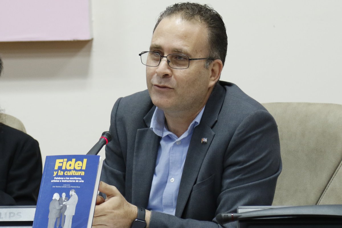 UNEAC_online's tweet photo. #CongresoUneac|En la plenaria inaugural el intelectual @AbelPrieto11 presentó "Fidel y la cultura", de Luis Morlote y Elier Ramírez, volumen que recoge intervenciones del líder histórico de la Revolución sobre importancia de la cultura en la consolidación de la identidad nacional https://t.co/P2tmgjwI1F