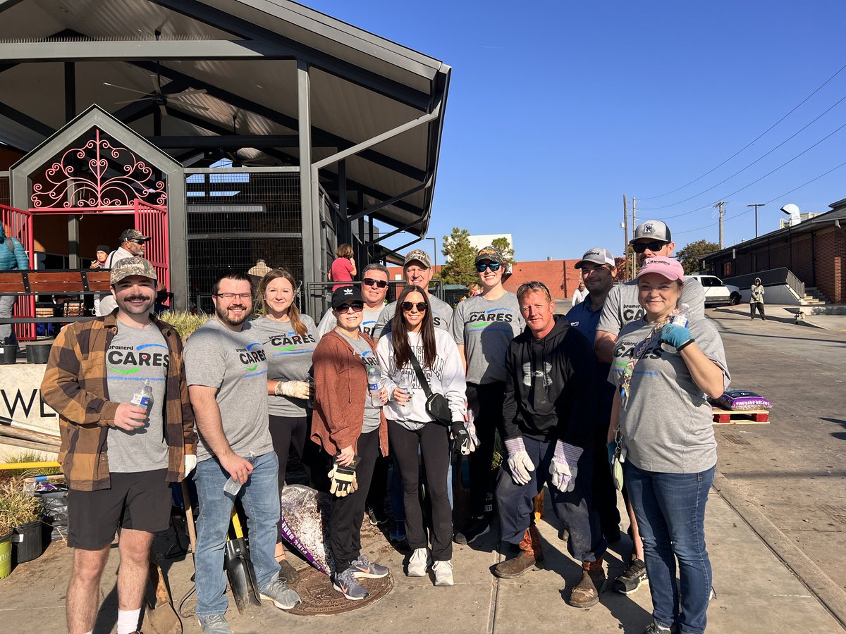 BrainerdChemCo's tweet image. This fall, our Tulsa team is turning over a new leaf — literally! 😂 🍃

With donations from a local nursey, our crew helped @IronGateTulsa give their flower beds a makeover — pulling up weeds, laying mulch and putting new plants in place. Check out the finished product below! ⬇️