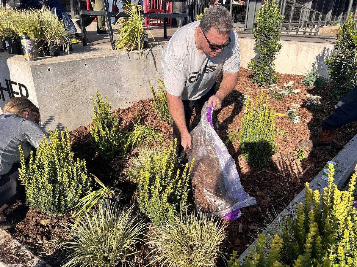 BrainerdChemCo's tweet image. This fall, our Tulsa team is turning over a new leaf — literally! 😂 🍃

With donations from a local nursey, our crew helped @IronGateTulsa give their flower beds a makeover — pulling up weeds, laying mulch and putting new plants in place. Check out the finished product below! ⬇️