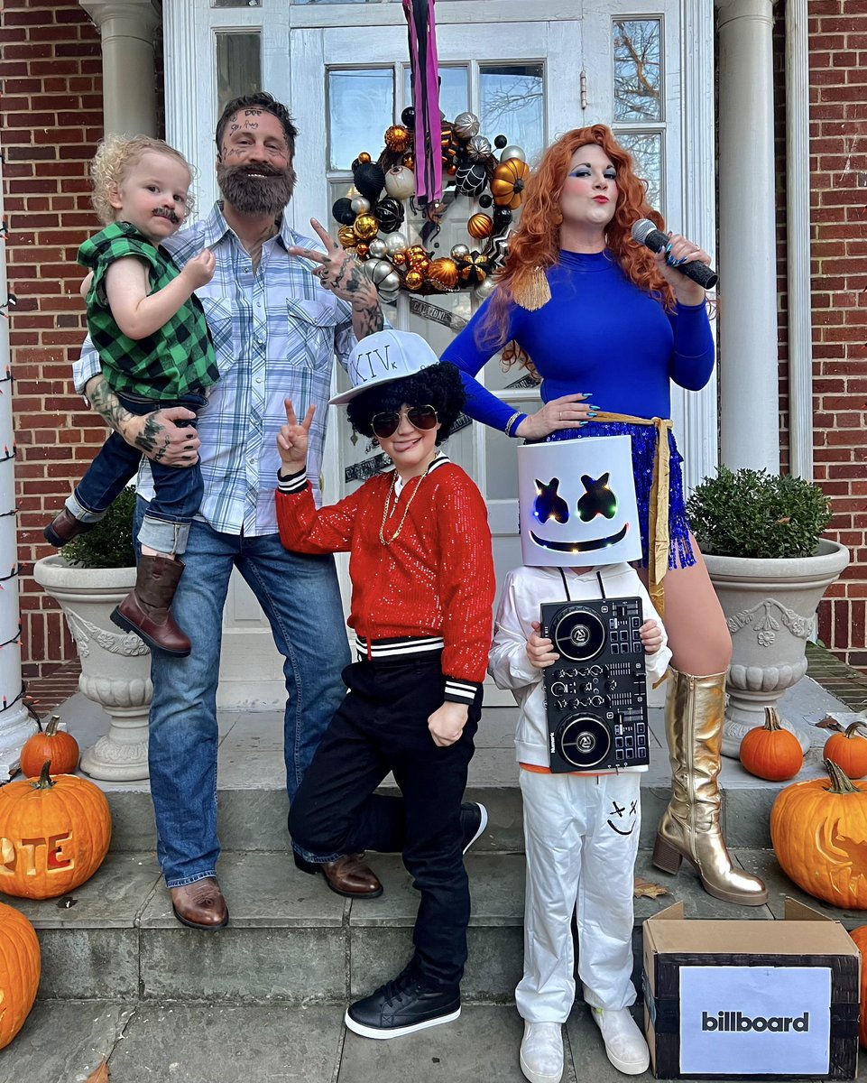 lexjohnstone's tweet image. This Halloween, our family was the @billboard Hot 100! @ChappellRoan, @BrunoMars, @marshmello, @PostMalone and our little @MorganWallen 🎶🎃