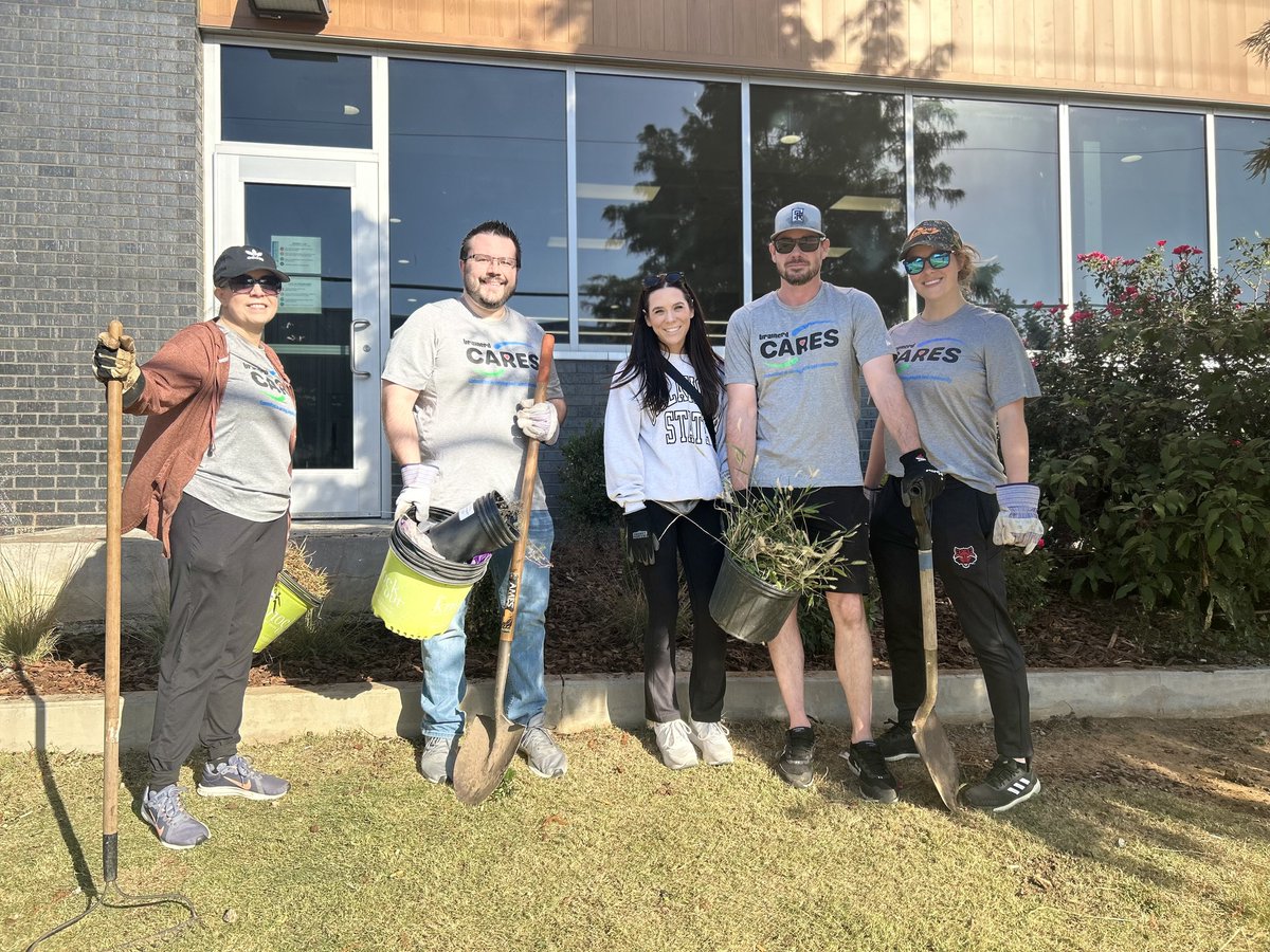 BrainerdChemCo's tweet image. This fall, our Tulsa team is turning over a new leaf — literally! 😂 🍃

With donations from a local nursey, our crew helped @IronGateTulsa give their flower beds a makeover — pulling up weeds, laying mulch and putting new plants in place. Check out the finished product below! ⬇️