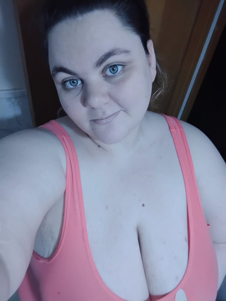 Devilsgirl4204's tweet photo. Good morning everyone. I've got a nice Friday deal where my first customer who spends $15 to 20 gets a free video! Yummy 🤤 #bbw #sellingcontent #milf #sendtips #buyingcontent #nsfw https://t.co/GpRkmc6Oye